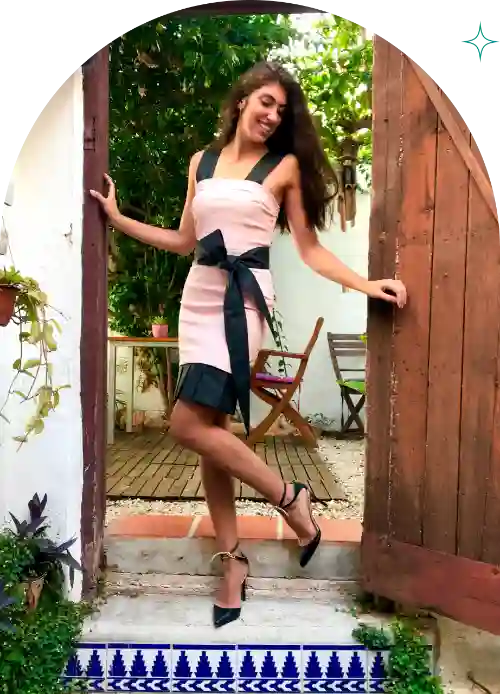 Chica-morena-puerta-madera